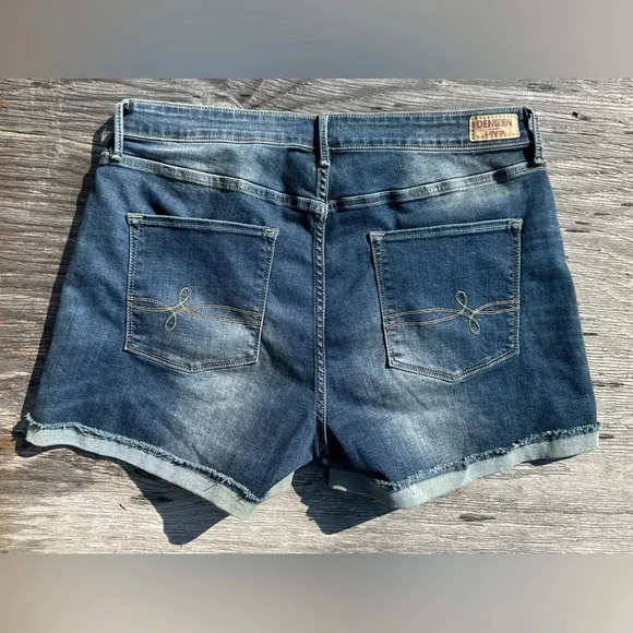 Denizen From Levi’s High Rise Shorts Sz 32 - Picture 3 of 4